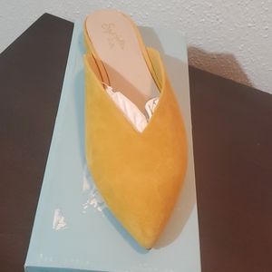 Beautiful suede mustard mule size 10m by Seychelle